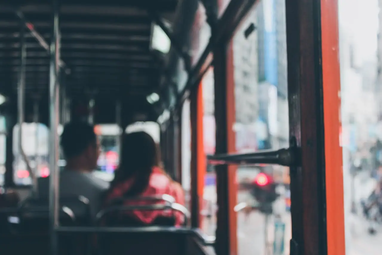 rozmazany widok na wnętrze autobusu