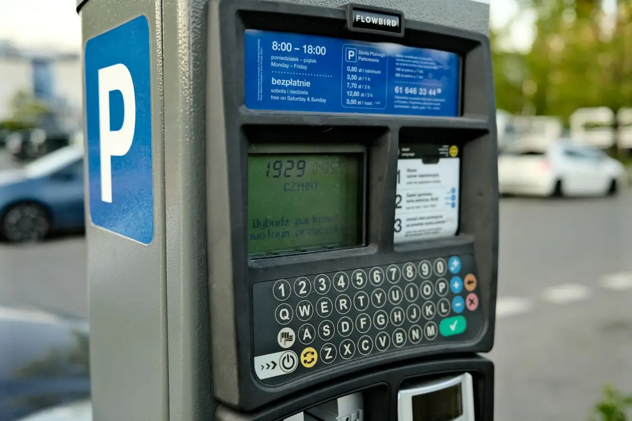 parkometr w Polsce z bliska, w tle parking