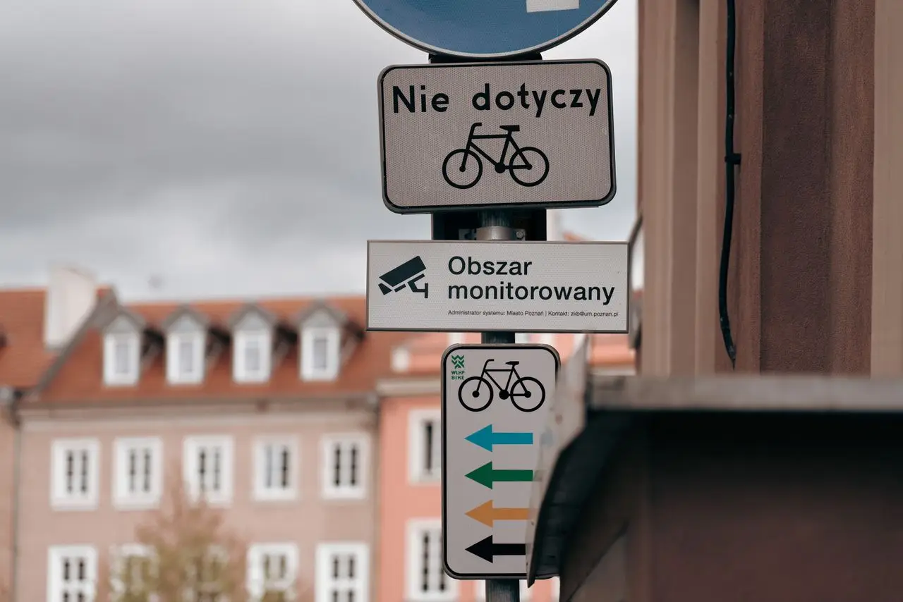 widok na ulicę i znaki drogowe w polsce
